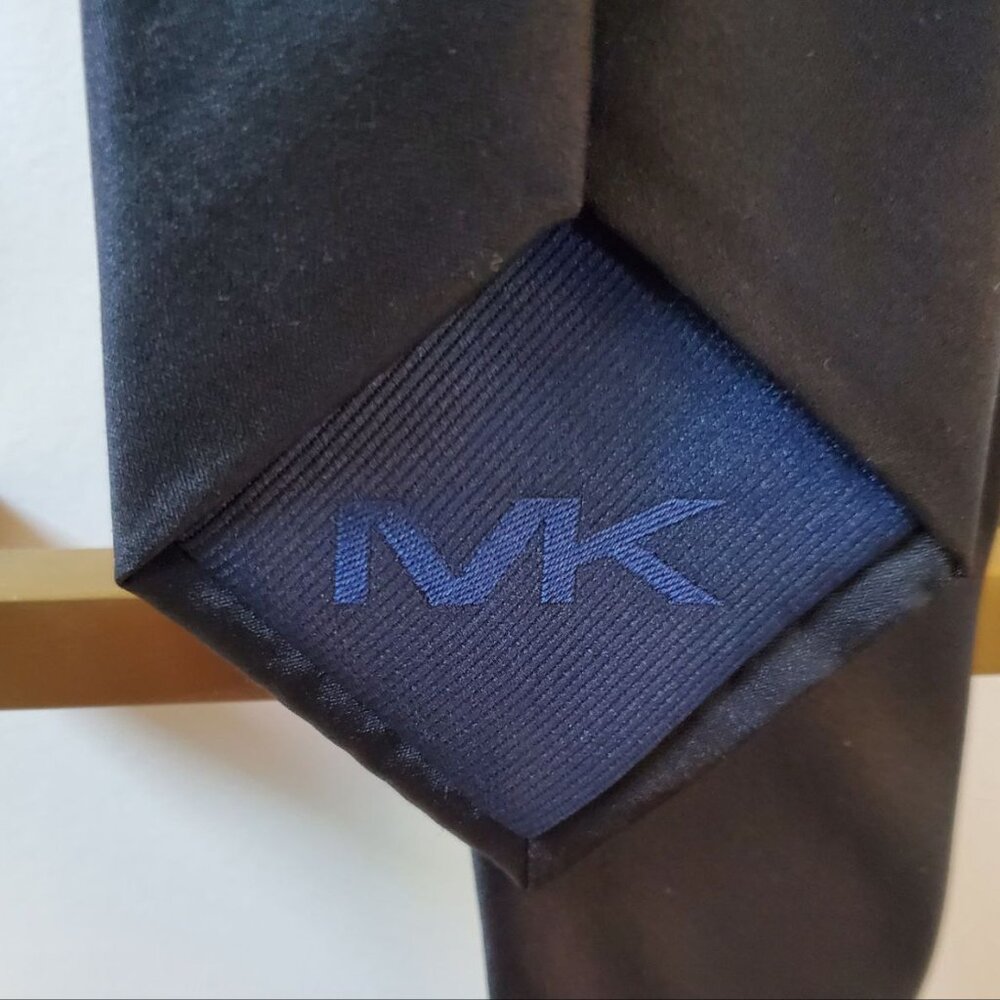 MICHAEL Michael Kors Elegant Formal Black Silk Tie - Picture 3 of 8